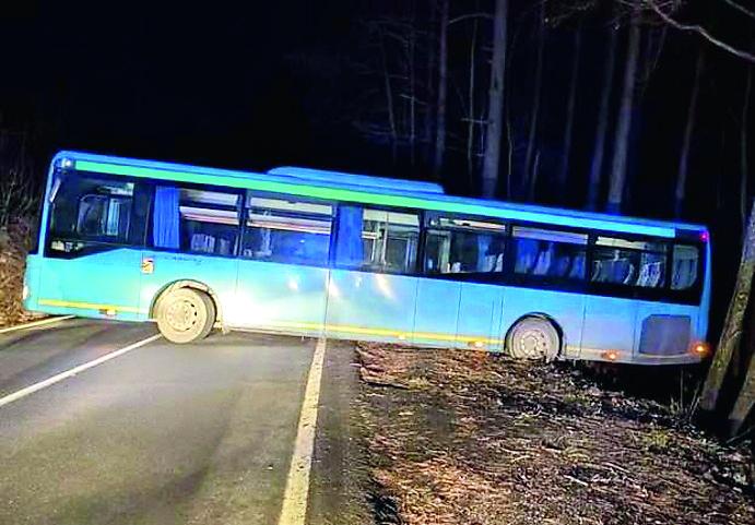 Sestola, manovra sbagliata: il bus finisce in bilico tra strada e dirupo
