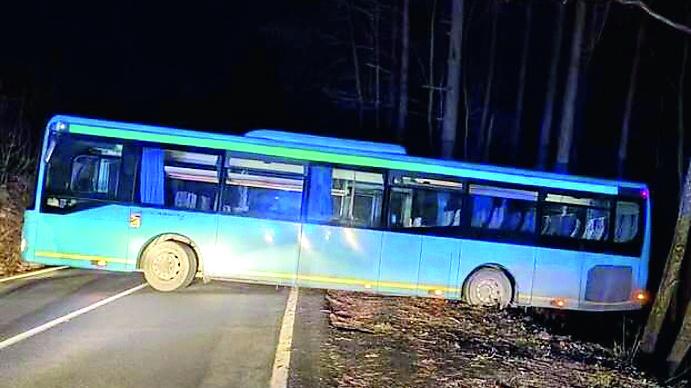 Sestola, manovra sbagliata: il bus finisce in bilico tra strada e dirupo