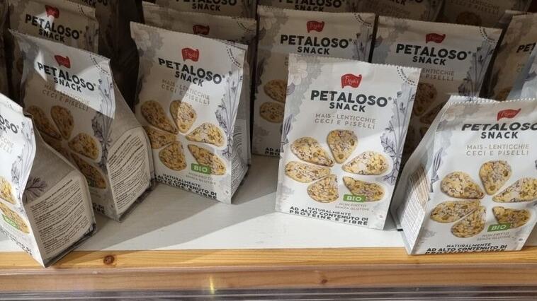 Copparo, tra gli scaffali lo snack “petaloso”. E la parola diventa da vocabolario