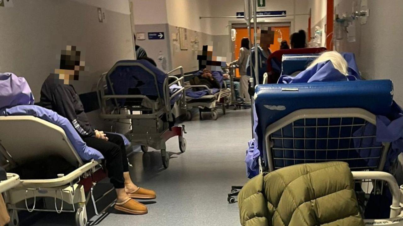 I pazienti sulle barelle nel corridoio del pronto soccorso di Cisanello
