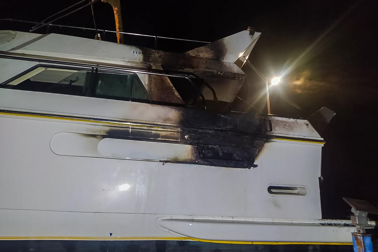 Goro, yacht a fuoco nella notte: indagano i carabinieri