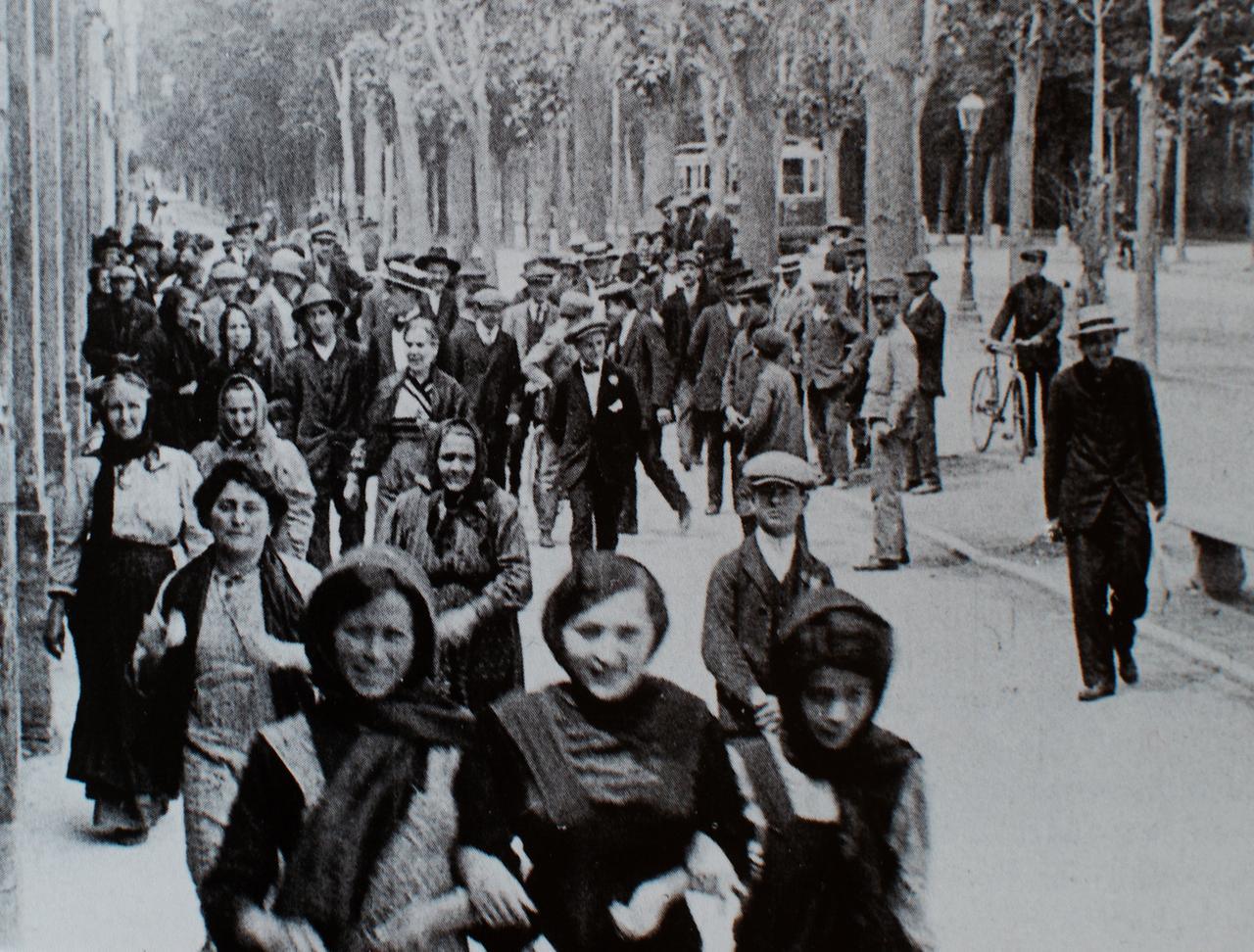 
	Operaie in viale Cavour di Ferrara all'uscita del lanificio Hirsch

