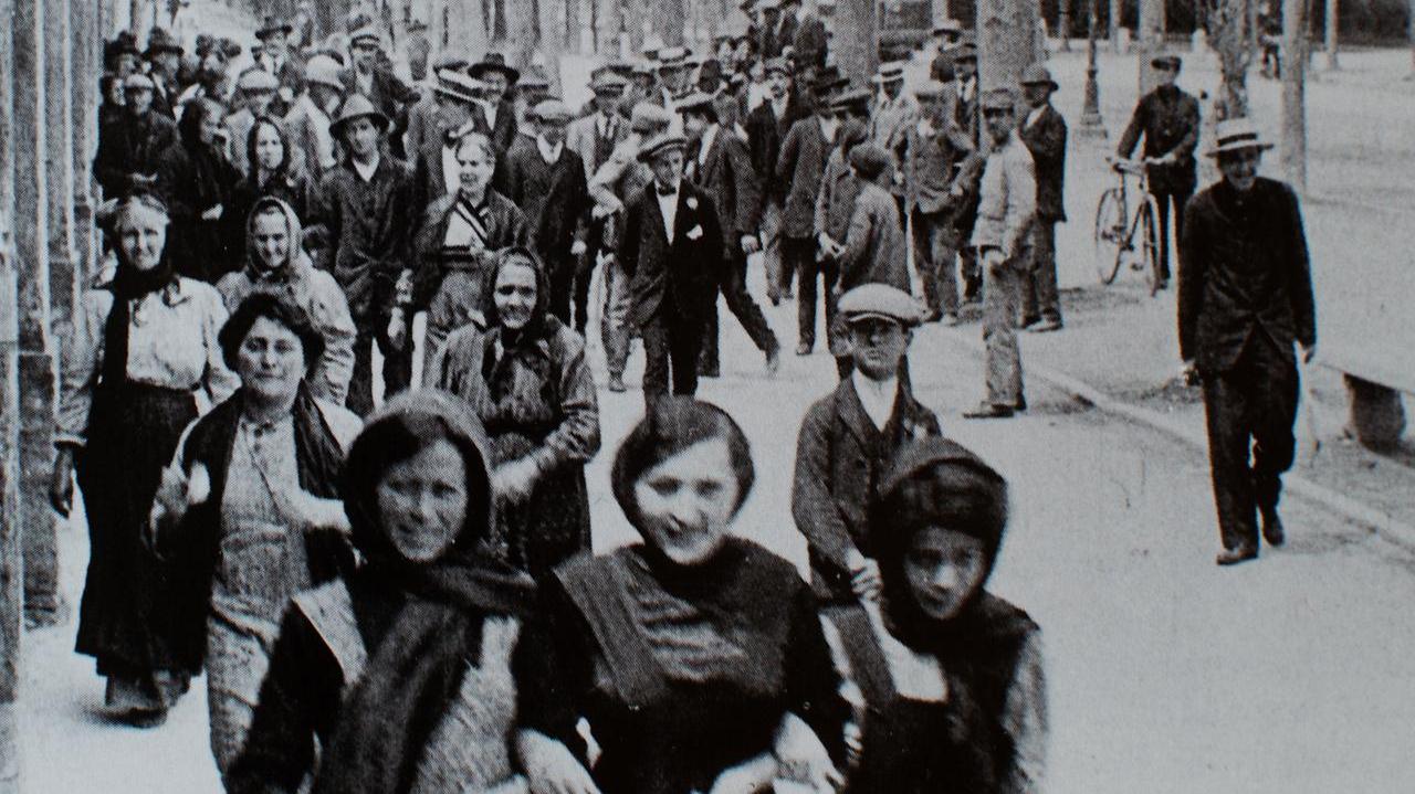 Operaie in viale Cavour di Ferrara all'uscita del lanificio Hirsch