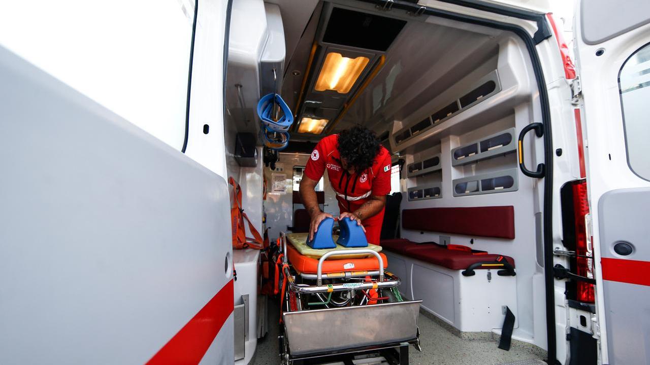 Accende un mortaretto allo stadio e gli scoppia tra le mani: 21enne gravemente ferito