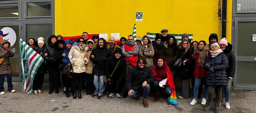 
	I dipendenti della Softlab durante uno dei presidi davanti all&rsquo;azienda

