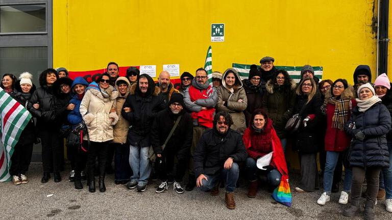 I dipendenti della Softlab durante uno dei presidi davanti all’azienda