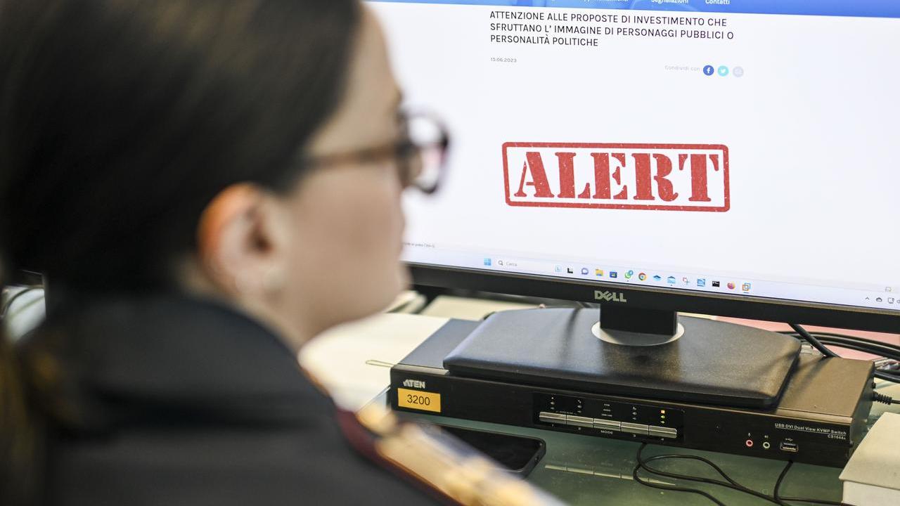 Livorno, infermiera raggirata dal finto spasimante: i messaggi, i bonifici e i debiti