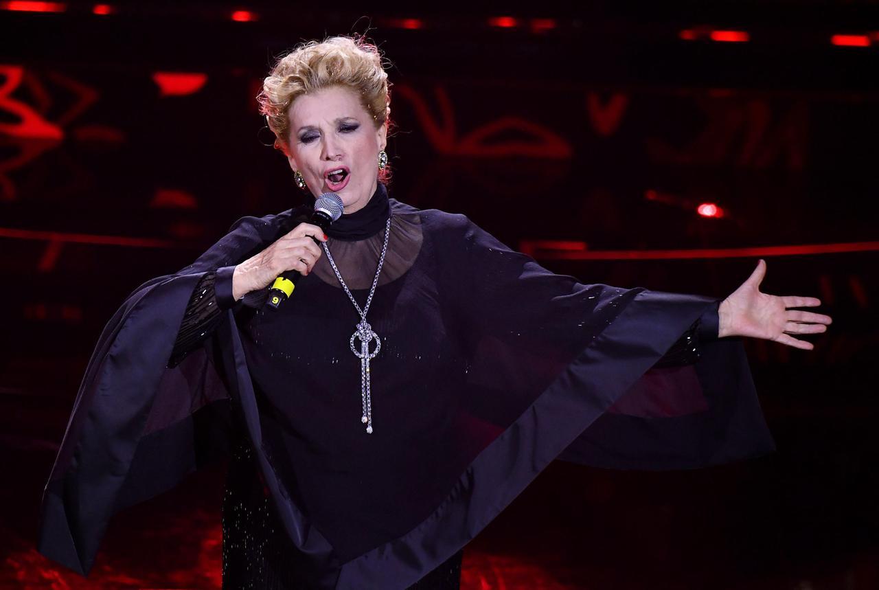 Iva Zanicchi sarà premiata a Sanremo: «L’ho saputo al ristorante dal cameriere»