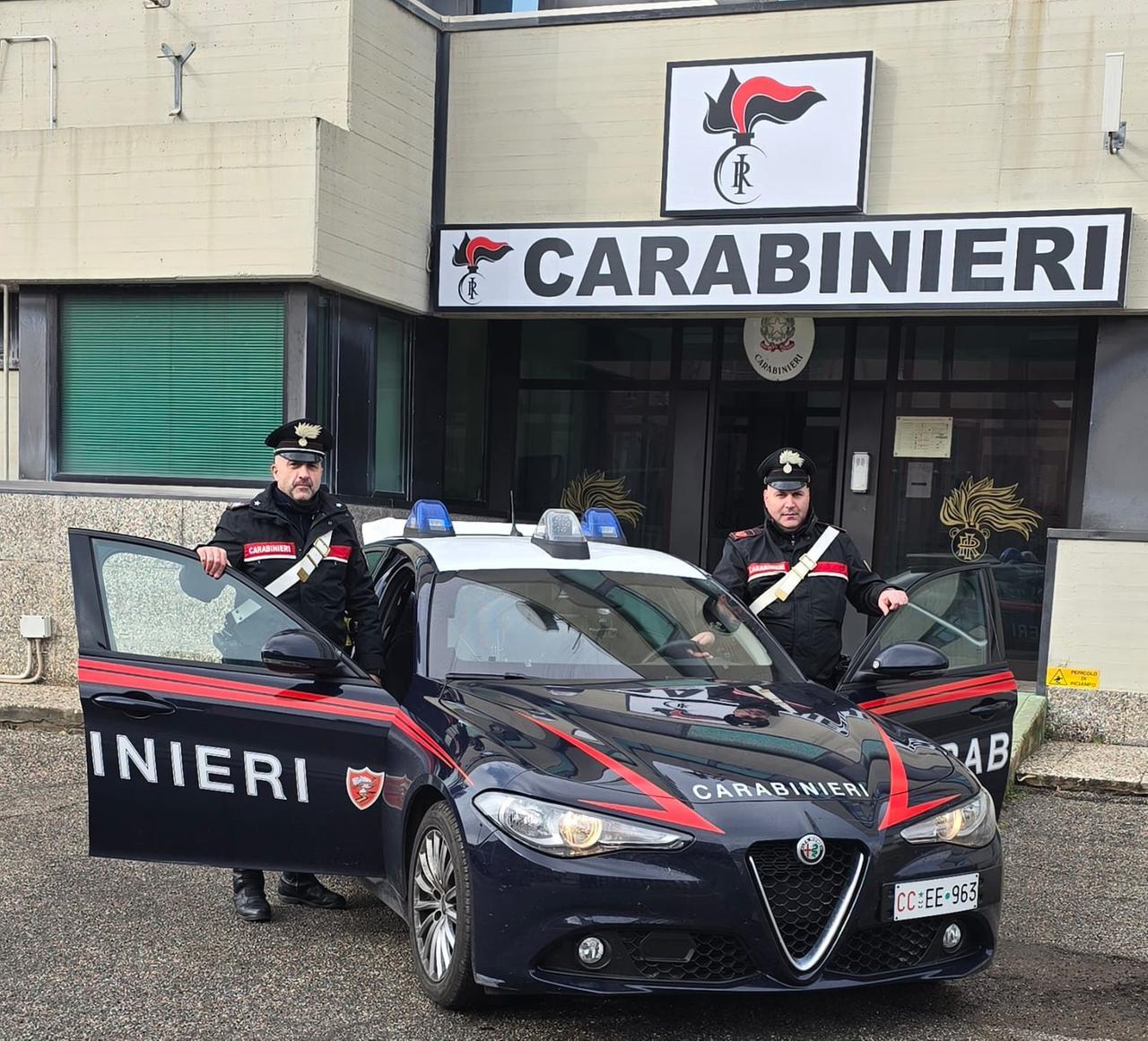 Cento, ruba abiti e scappa. Con sé aveva un coltello: denunciato