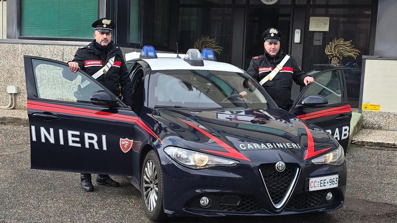 Cento, ruba abiti e scappa. Con sé aveva un coltello: denunciato