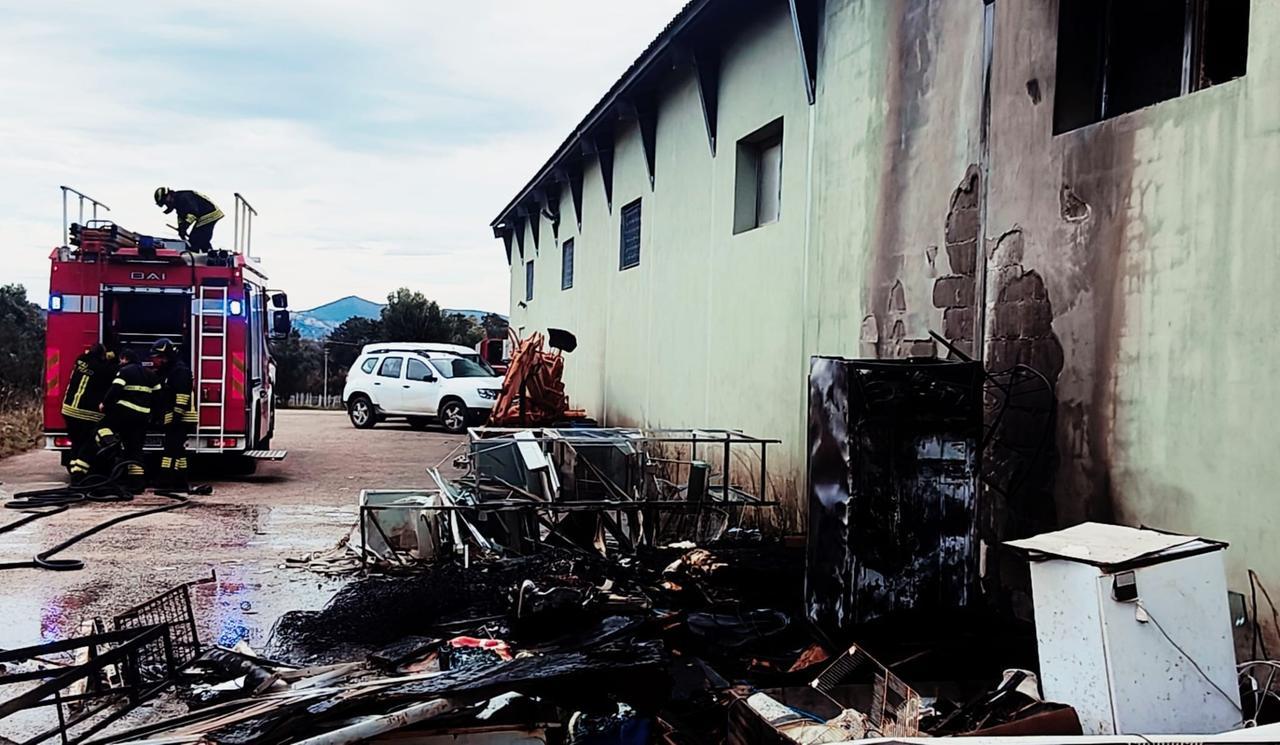 Fiamme in un capannone: danneggiata anche un’auto