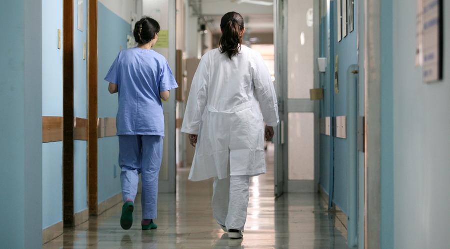 
	Infermiera e dottoressa in una corsia d'ospedale (archivio)

