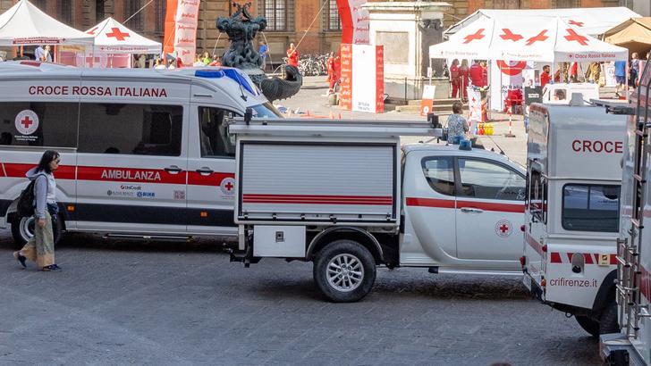 Firenze, picchiano due volontari che li stanno soccorrendo: «Mi chiedo se ne valga ancora la pena»