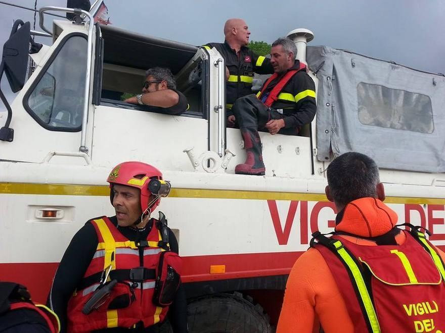 Resta incastrato sul tetto di casa sua, salvato un anziano 