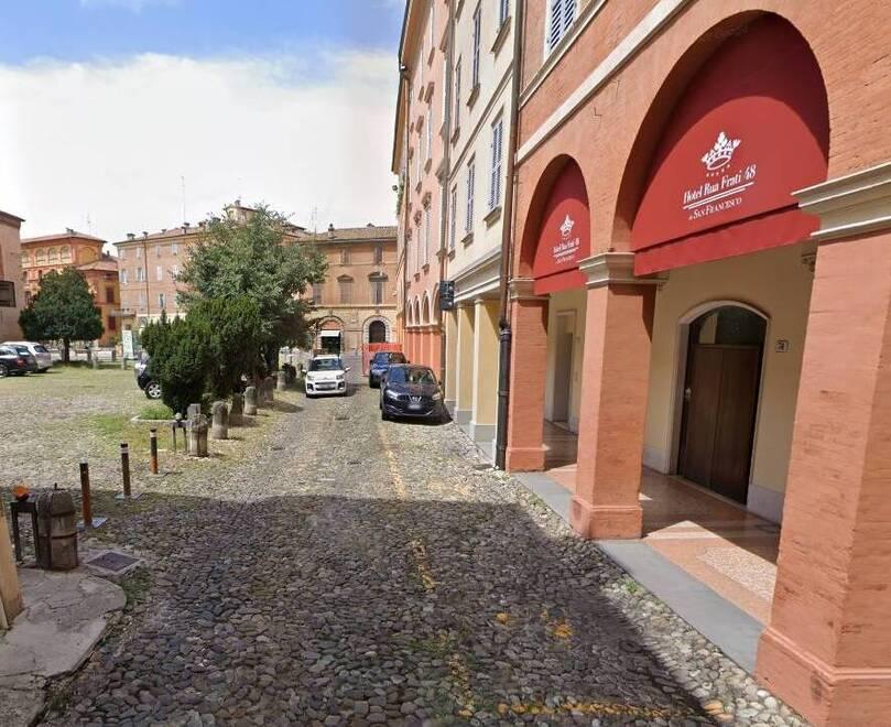 Travolto sul marciapiede dal monopattino pirata a Modena