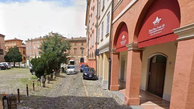 Travolto sul marciapiede dal monopattino pirata a Modena