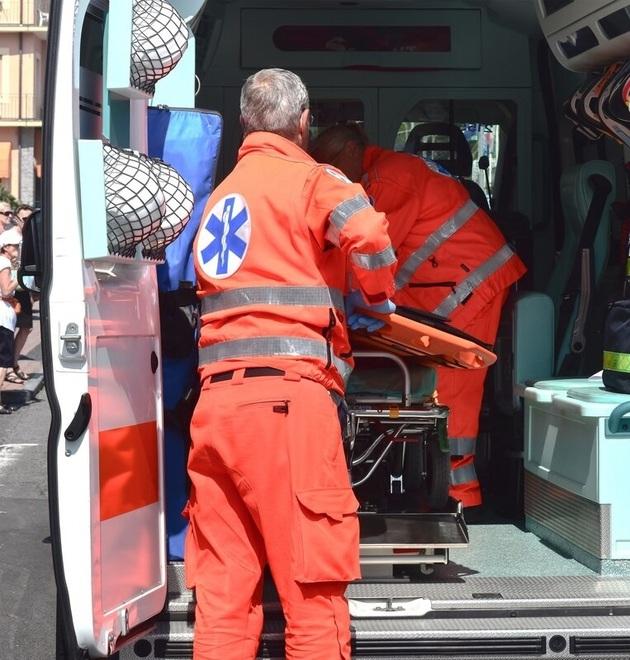 Auto contro bicicletta a Finale: ferita una bambina