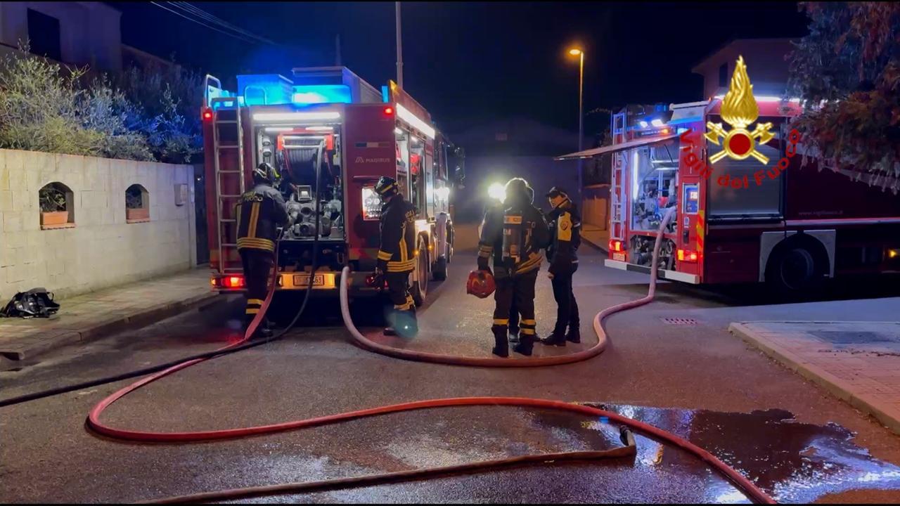 Materiale edilizio prende fuoco, paura per un incendio