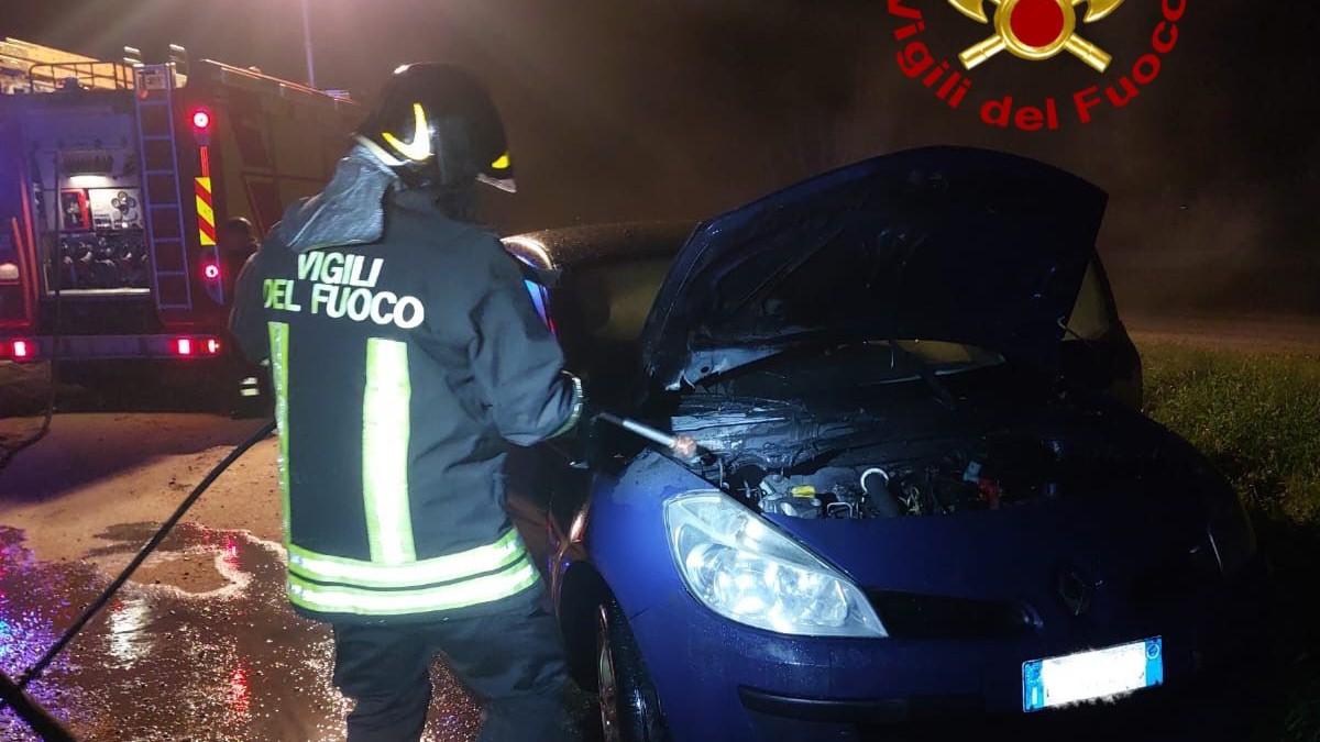 Nuovo attentato incendiario a Siniscola: a fuoco un’altra auto