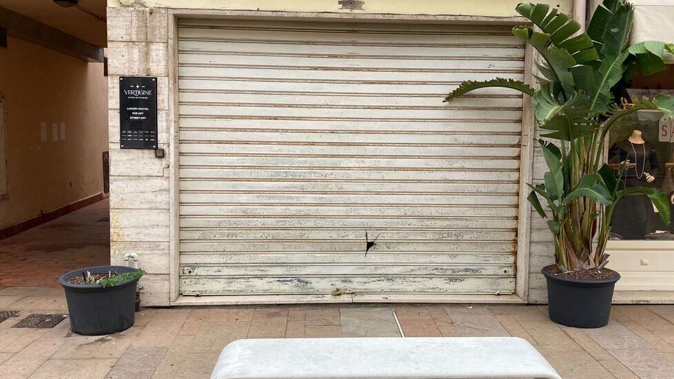 La saracinesca forata con la mola (foto Falorni/Silvi)