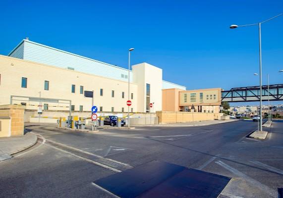 Una lite prima del volo dal quarto piano: le ipotesi degli investigatori sul giallo di Malta