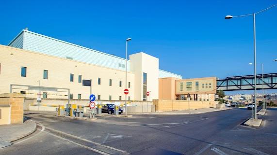 Una lite prima del volo dal quarto piano: le ipotesi degli investigatori sul giallo di Malta