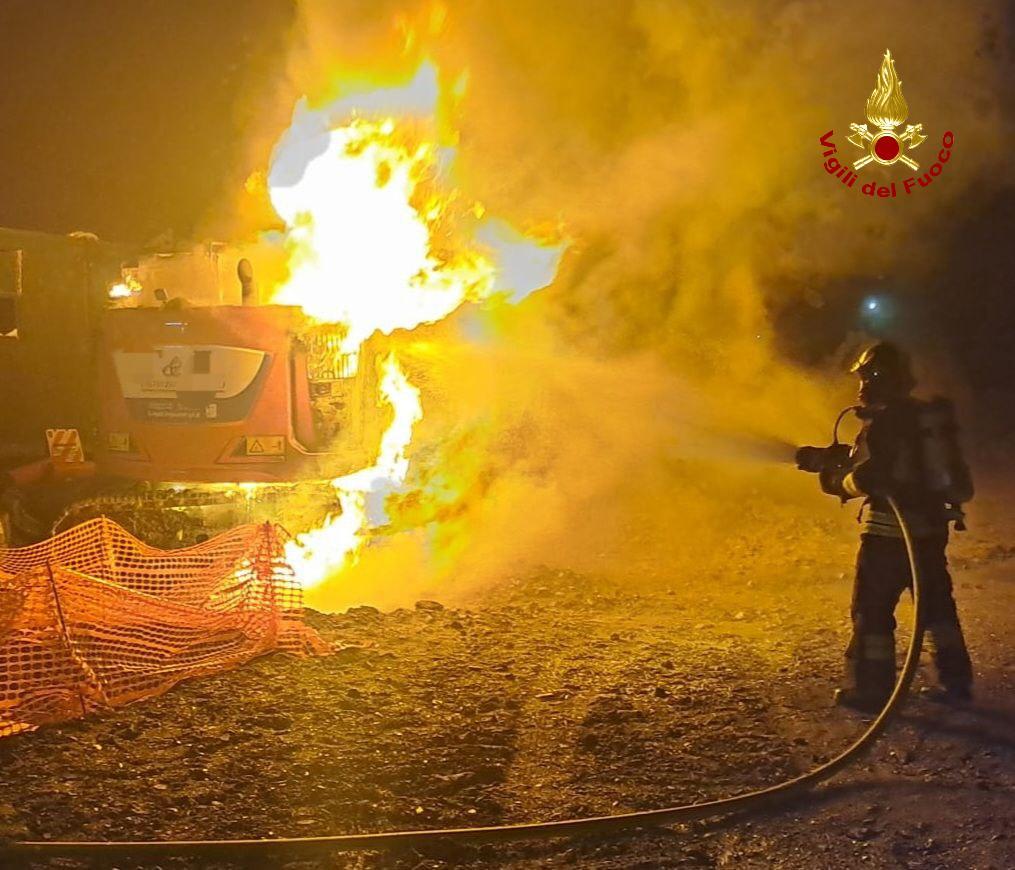 Fiamme in un cantiere a Canali, distrutto un escavatore: si indaga per incendio doloso