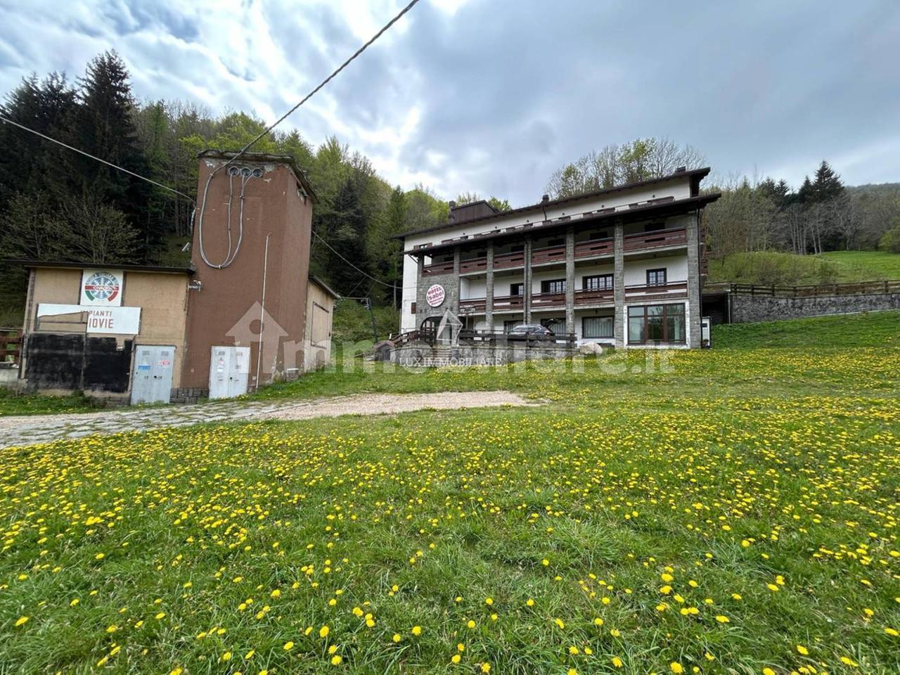 Civago, l’ex Tana dei lupi è in vendita: 699mila euro per l’albergo che ha avuto un passato glorioso