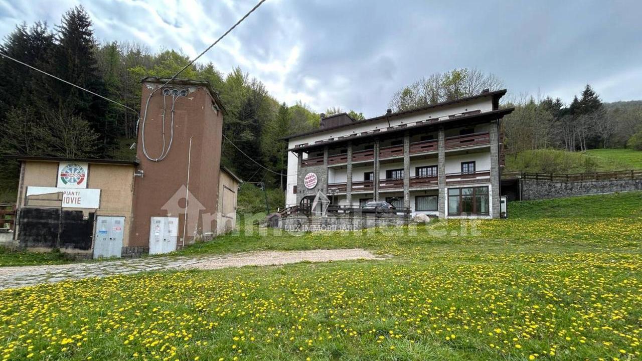 Civago, l’ex Tana dei lupi è in vendita: 699mila euro per l’albergo che ha avuto un passato glorioso