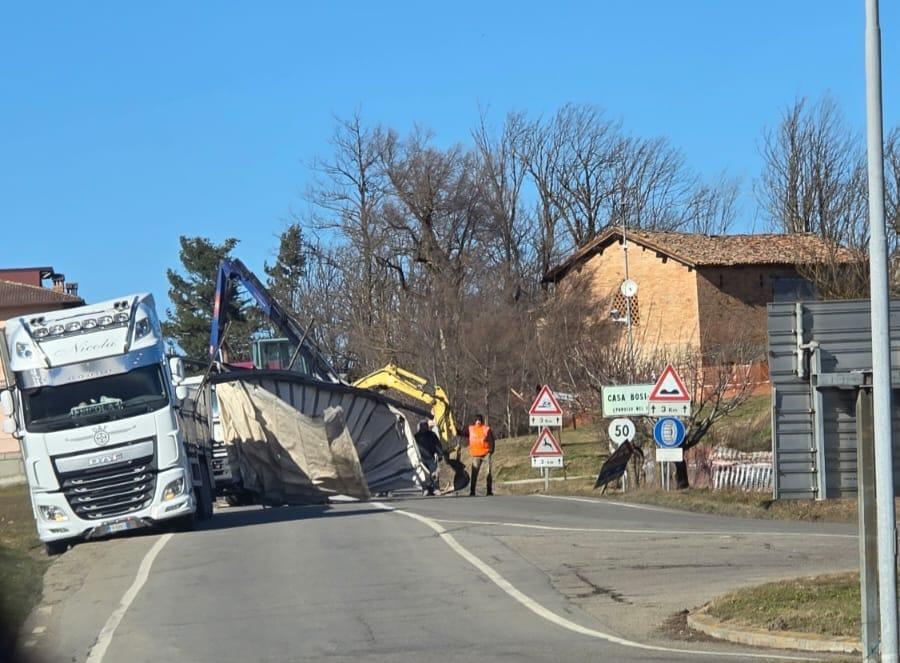 
	Il tir che ha perso il carico a Pavullo per il vento

