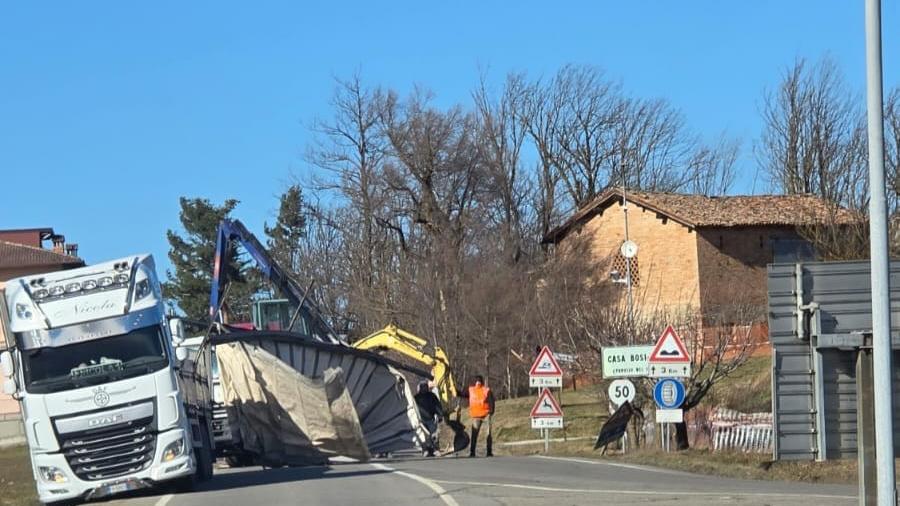 Il tir che ha perso il carico a Pavullo per il vento