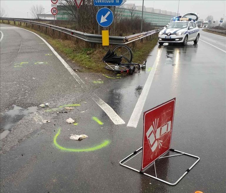 Travolge un ciclista e fugge: trovato il pirata della strada