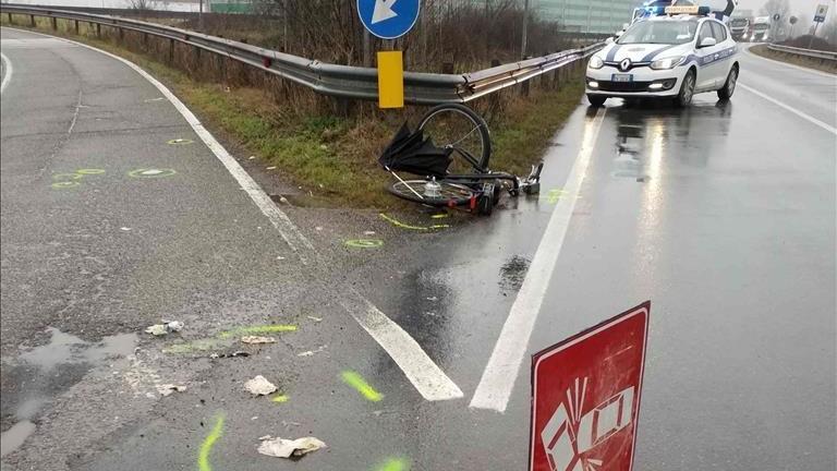 Travolge un ciclista e fugge: trovato il pirata della strada