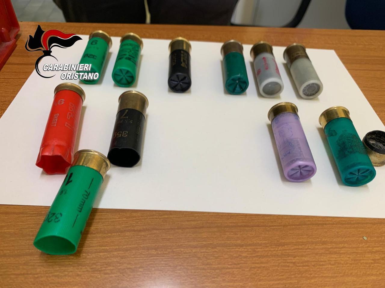 
	Le cartucce sequestrate dai carabinieri a Gonnosn&ograve;

