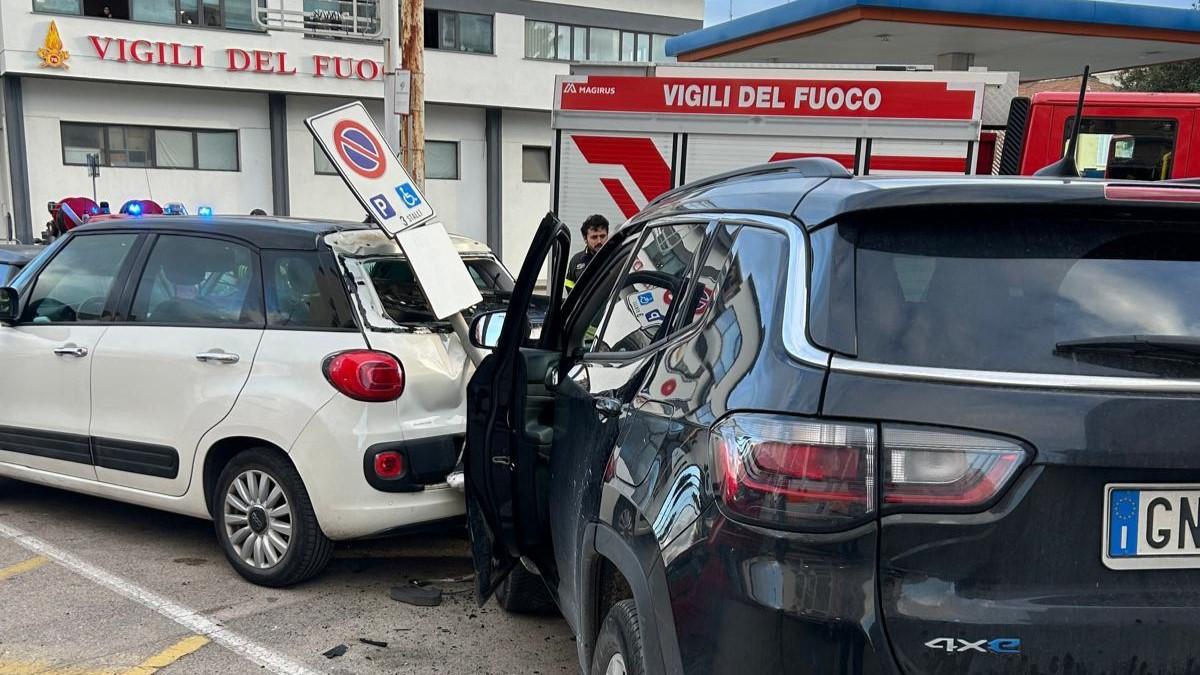Perde il controllo dell’auto e finisce prima sul marciapiede e poi contro due veicoli in sosta: una 50enne in ospedale