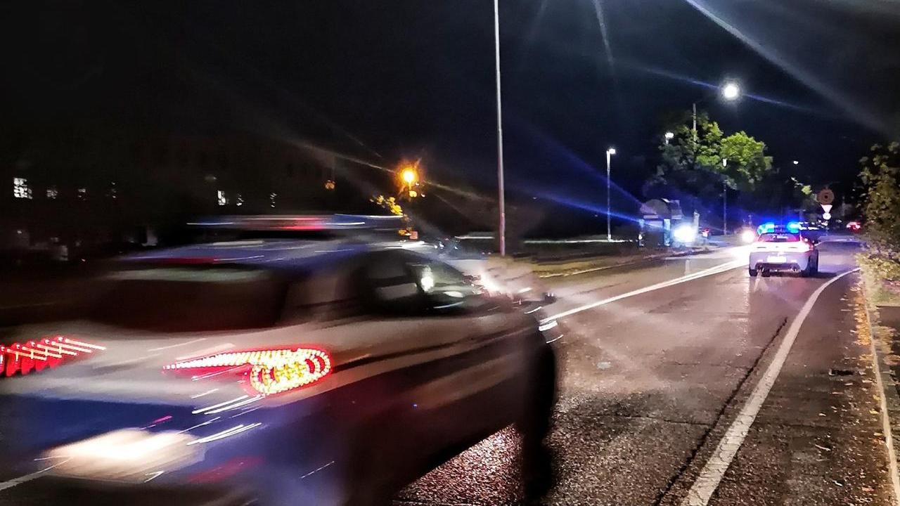 Ruba in auto e sviene: gli agenti lo soccorrono, poi lo arrestano