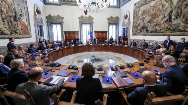 Rinnovabili, il Consiglio dei ministri impugna la legge sulle aree idonee