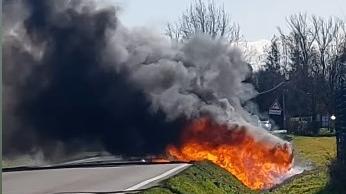 L’auto prende fuoco dopo il frontale: pompiere fuori servizio salva il conducente dalle fiamme