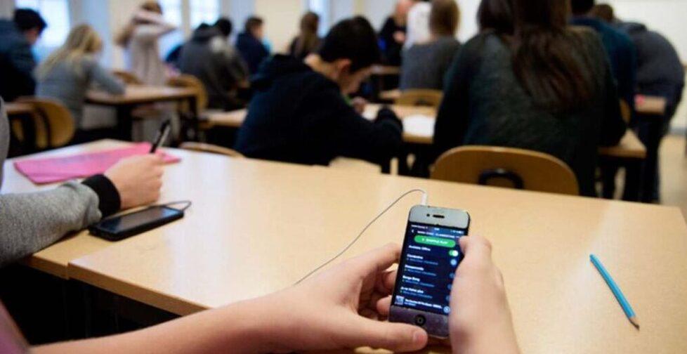 
	Sempre pi&ugrave; dirigenti sono d'accordo all'utilizzo del cellulare in classe alle superiori

