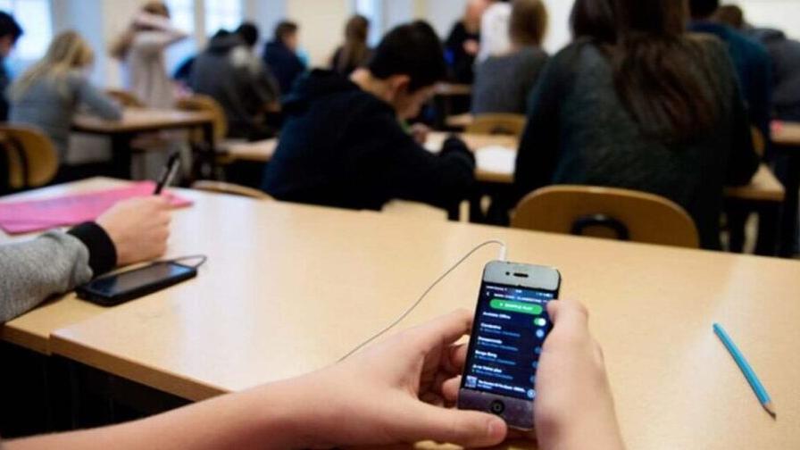 Sempre più dirigenti sono d'accordo all'utilizzo del cellulare in classe alle superiori