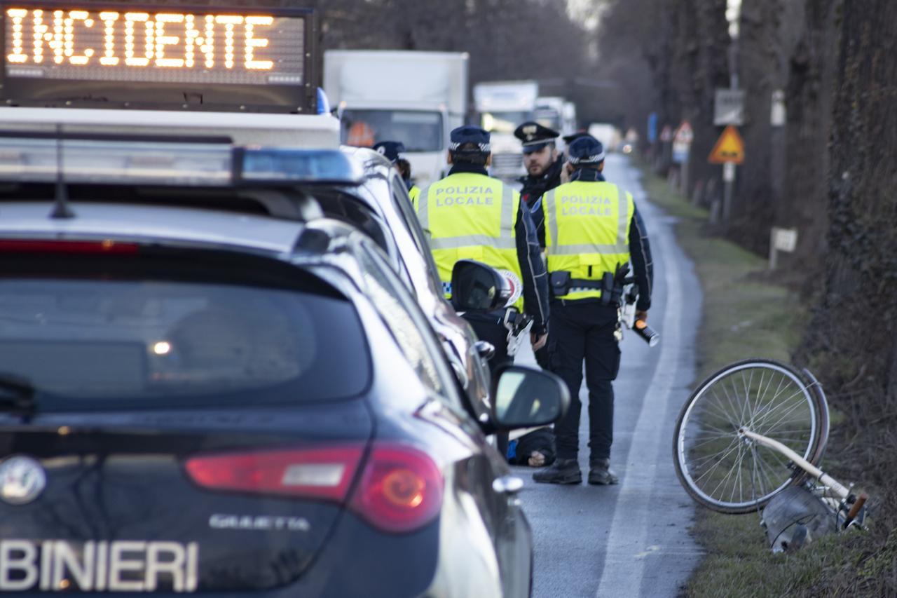 Travolto in bici muore a 19 anni
