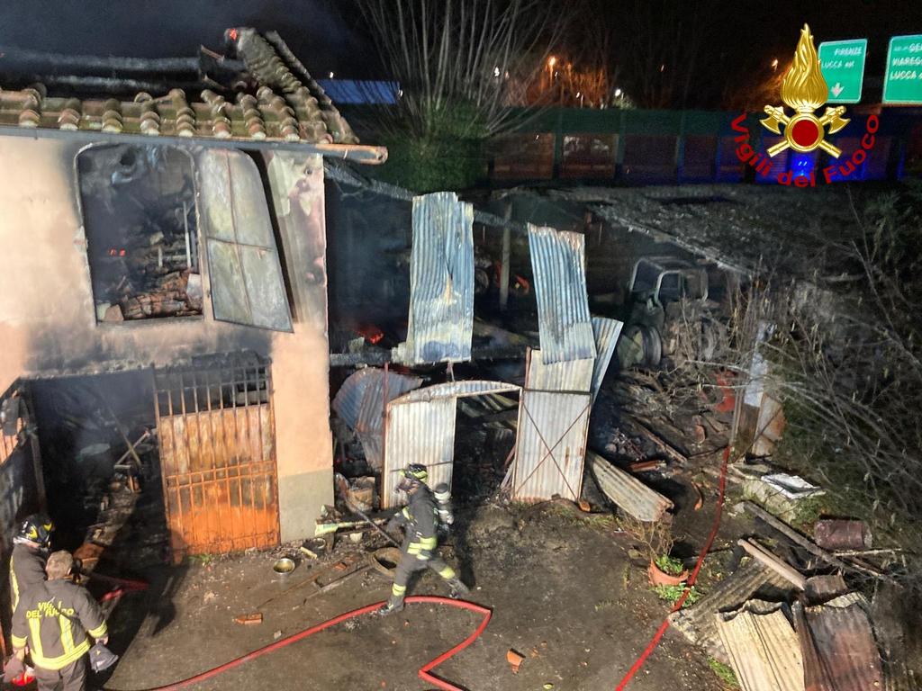 Lucca, a fuoco rimessaggio agricolo