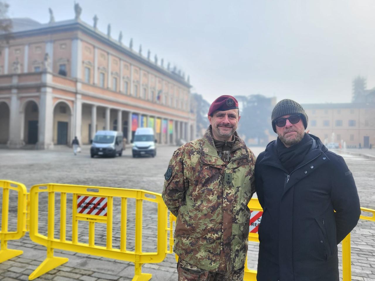 
	Il regista Raffaele Cappelli con il comandante della Folgore

