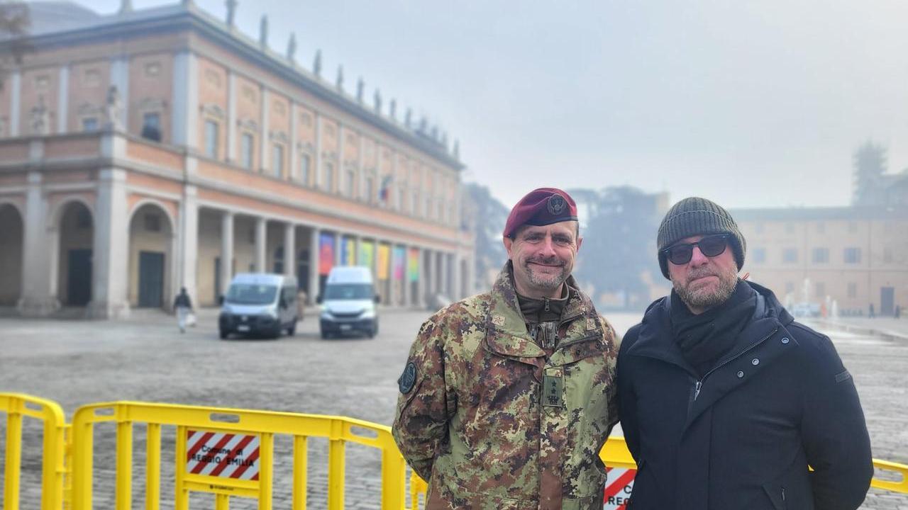 Il regista Raffaele Cappelli con il comandante della Folgore