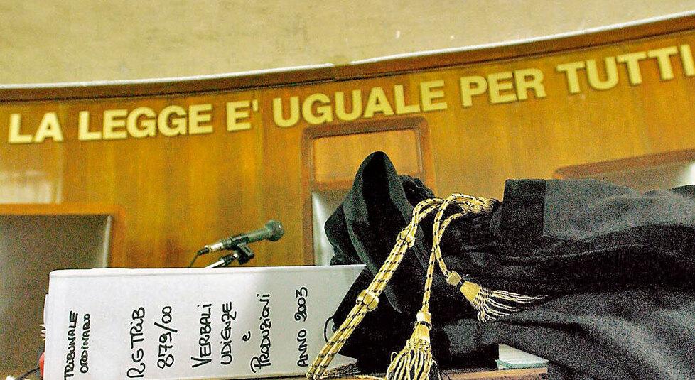 Lucca, falsi titoli per entrare a scuola: assistente amministrativa licenziata