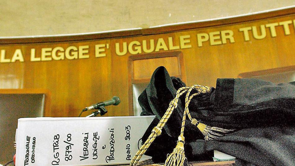 Lucca, falsi titoli per entrare a scuola: assistente amministrativa licenziata