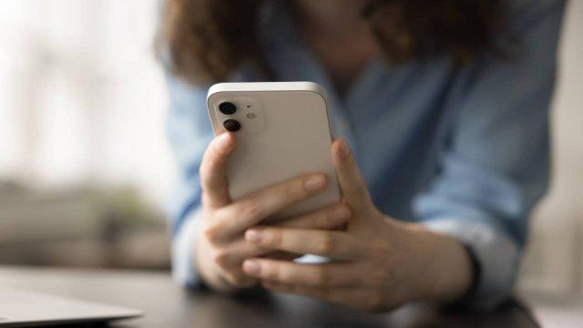 Chat proibite con l’alunna, prof accusato di adescamento nell’Alto Ferrarese