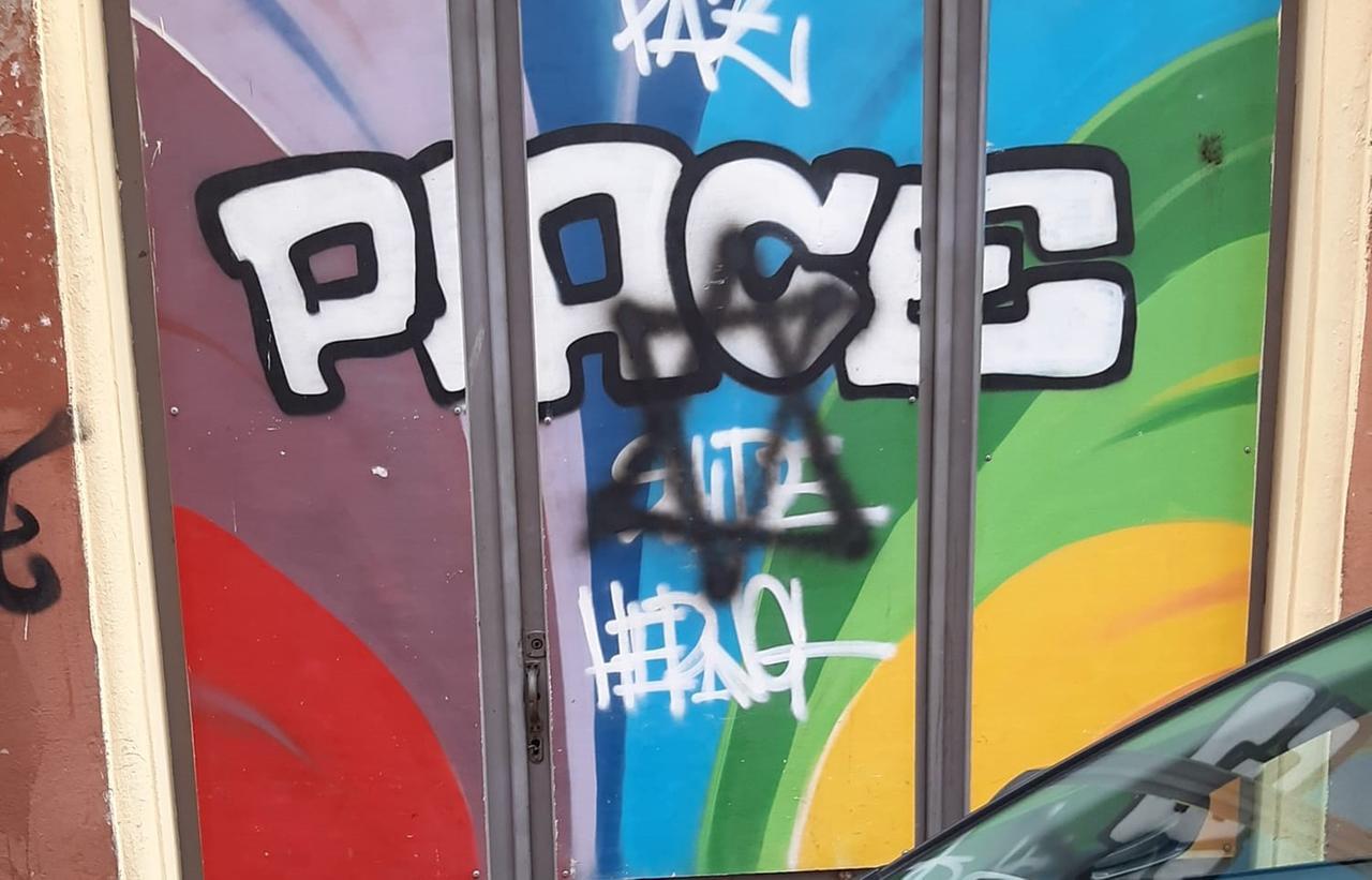 
	La Stella di Davide disegnata sulla porta della Casa&nbsp;per la Pace

