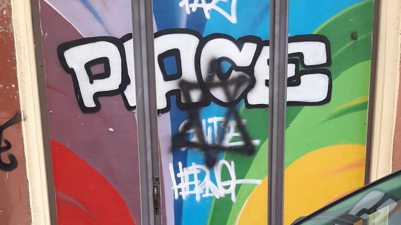 La Stella di Davide disegnata sulla porta della Casa per la Pace