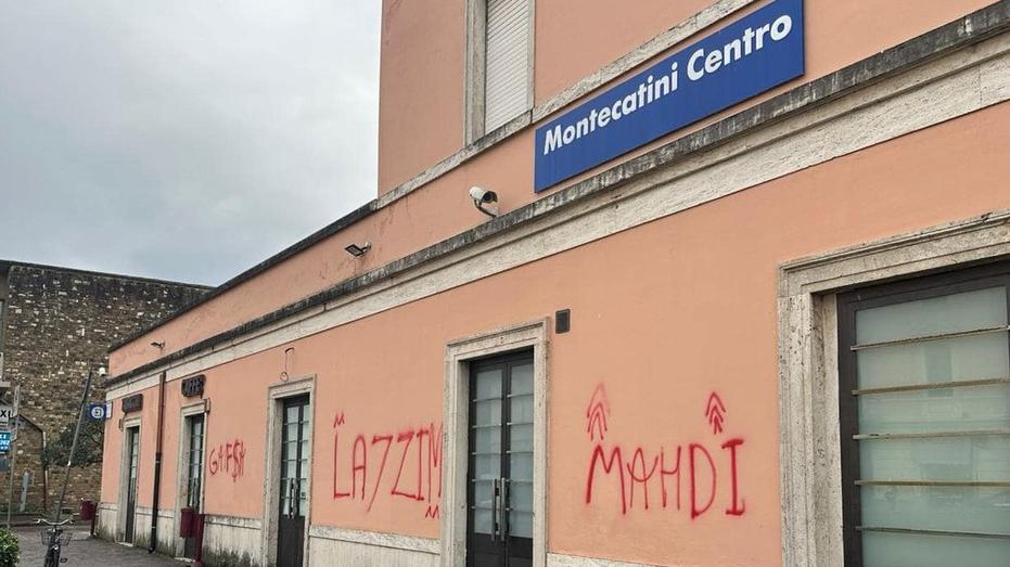 Montecatini, scritte alla stazione e in canonica. La polizia individua gli autori